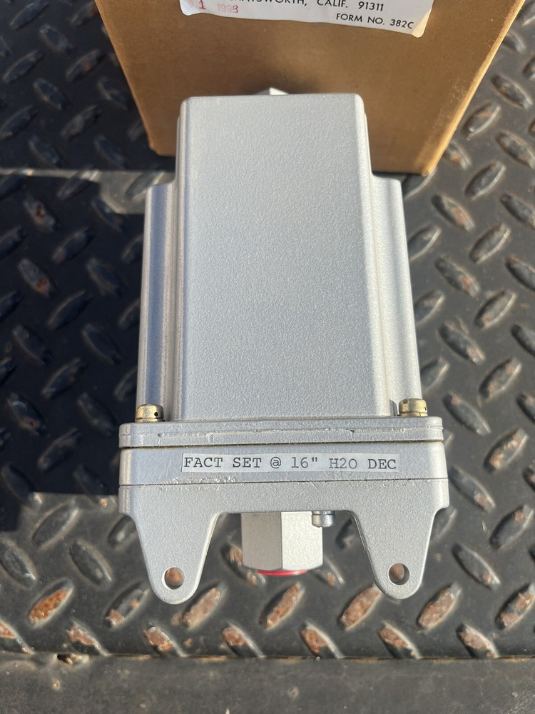 Instrument Air Switch Model 6860G0