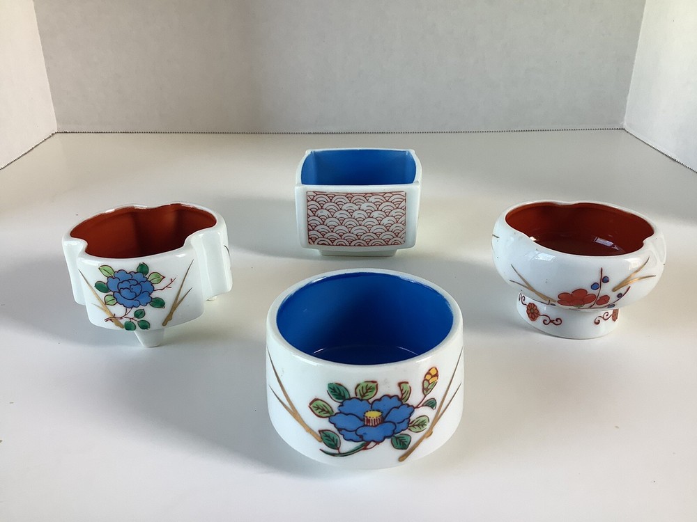 Four mini Asian floral decorated planters
