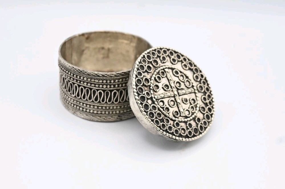FINE INDIAN KASHMIRI SOLID SILVER CIRCULAR SNUFF BOX 19th C Filigree 50mm