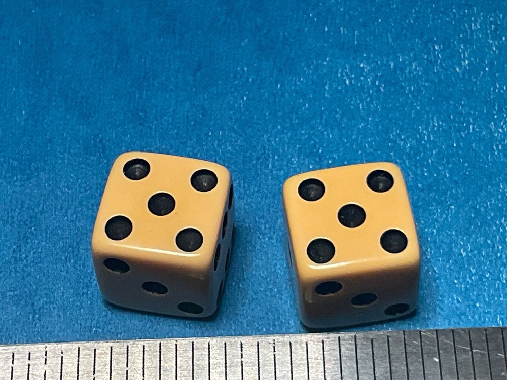 SMALLER PAIR BAKELITE DICE—-——--P-1