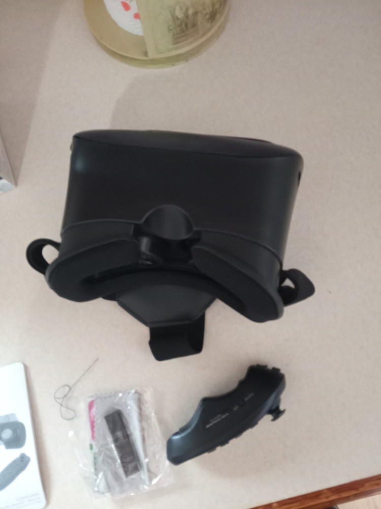 cynoculars vertual reality head set and remote