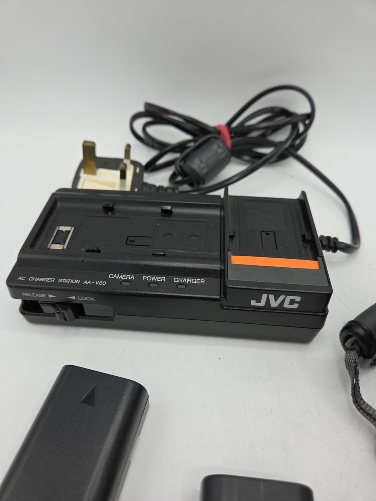 JVC Digital Video Camera GR-DVM5 Mini DV Pal Silver Compact Full Set-up