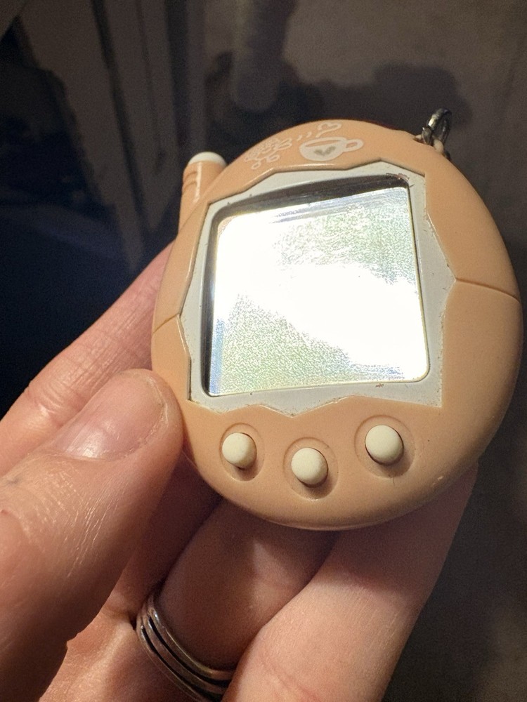 Bandai Tamagotchi connection v3 milk tea 2004