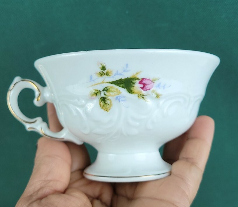 Pompadour Rose by Walbrzych Teacup - Embossed Scroll, Pink Roses