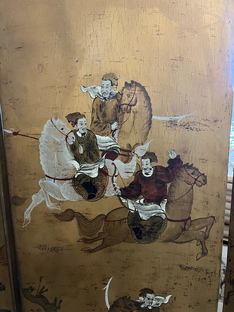 A JAPANESE EIGHT PANEL HAND PAINTED FOLDING FLOOR SCREEN, CIRCA 1900