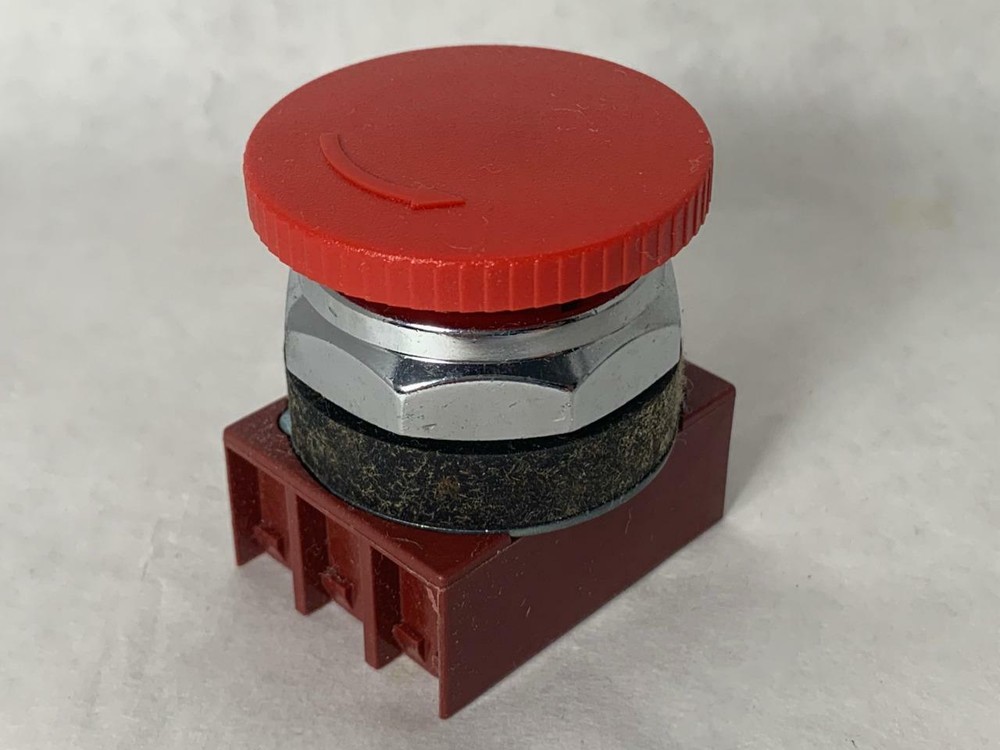 SIEMENS 40mm Pushl Button Switch 3SB03-K4R red pushlock twist release