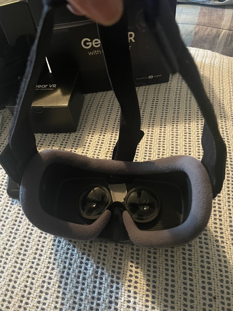 Samsung SMR324 Gear VR with Controller - Black. Sold As Is. Please Read!