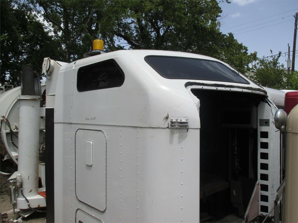 2013 Kenworth 70" AeroCab Sleeper
