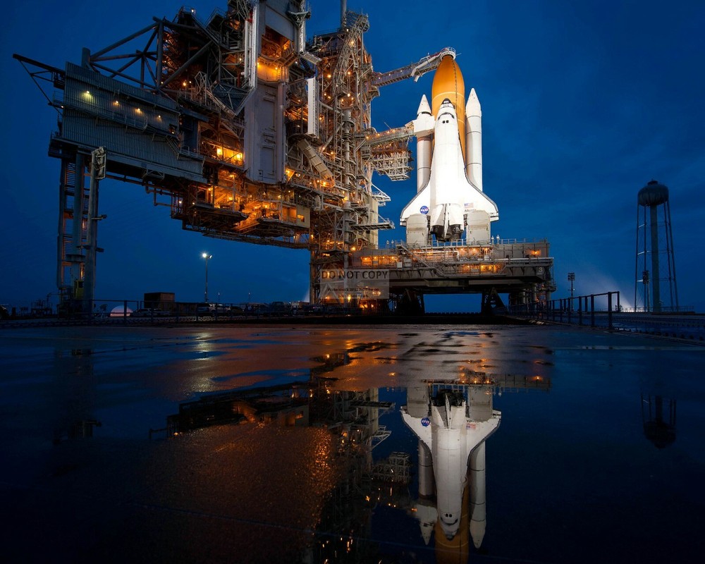 SHUTTLE ATLANTIS AFTER ROTATING SVC STRUCTURE ROLLBACK - 8X10 NASA PHOTO (SP087)