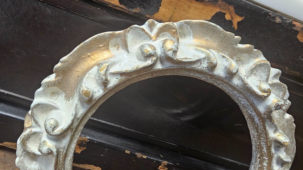 5" round vintage decorative frame collectable