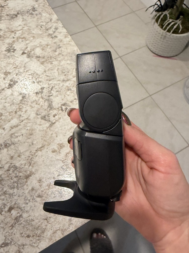 Canon Speedlite EL-100, a compact and versatile external flash