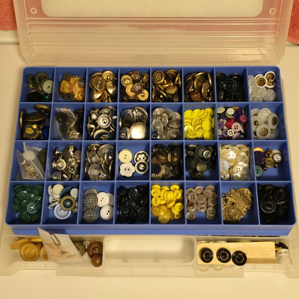 Vintage Random Plastic / Metal Buttons In A Big Craft Case 6.5 Lbs Large Bundle