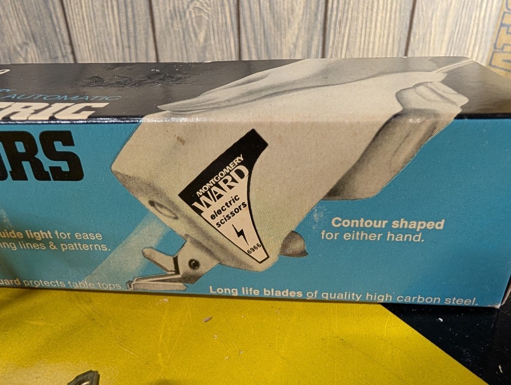 VINTAGE MONTGOMERY WARD AUTOMATIC ELECTRIC SCISSORS WITH GUIDE LIGHT