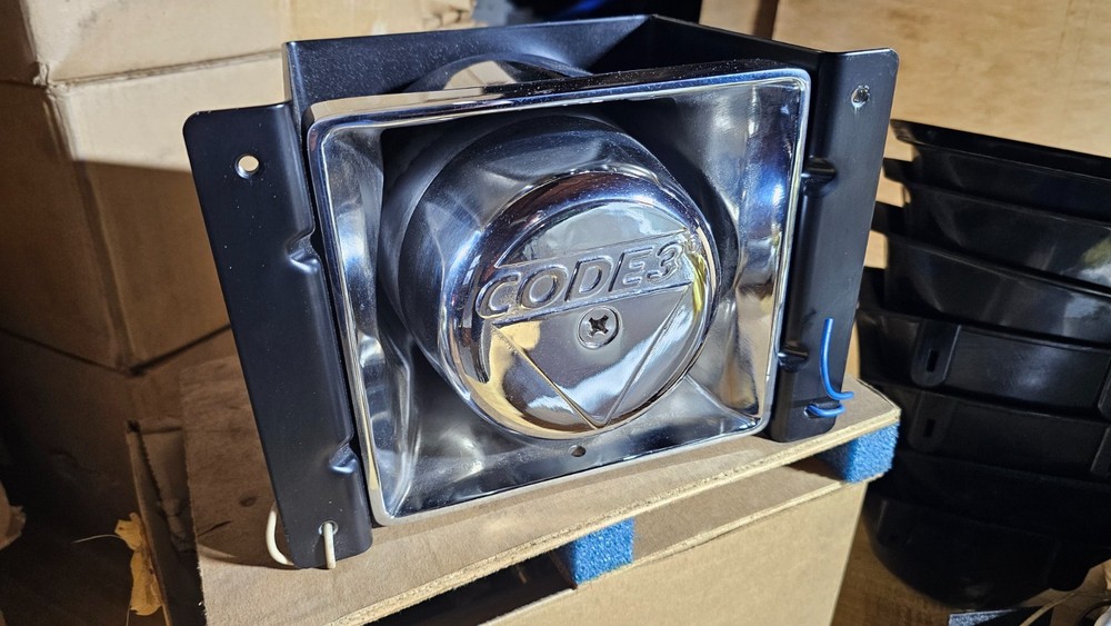 *NEW* Code 3  PB100B  100 Watt Siren Speaker WITH MOUNT  NEW