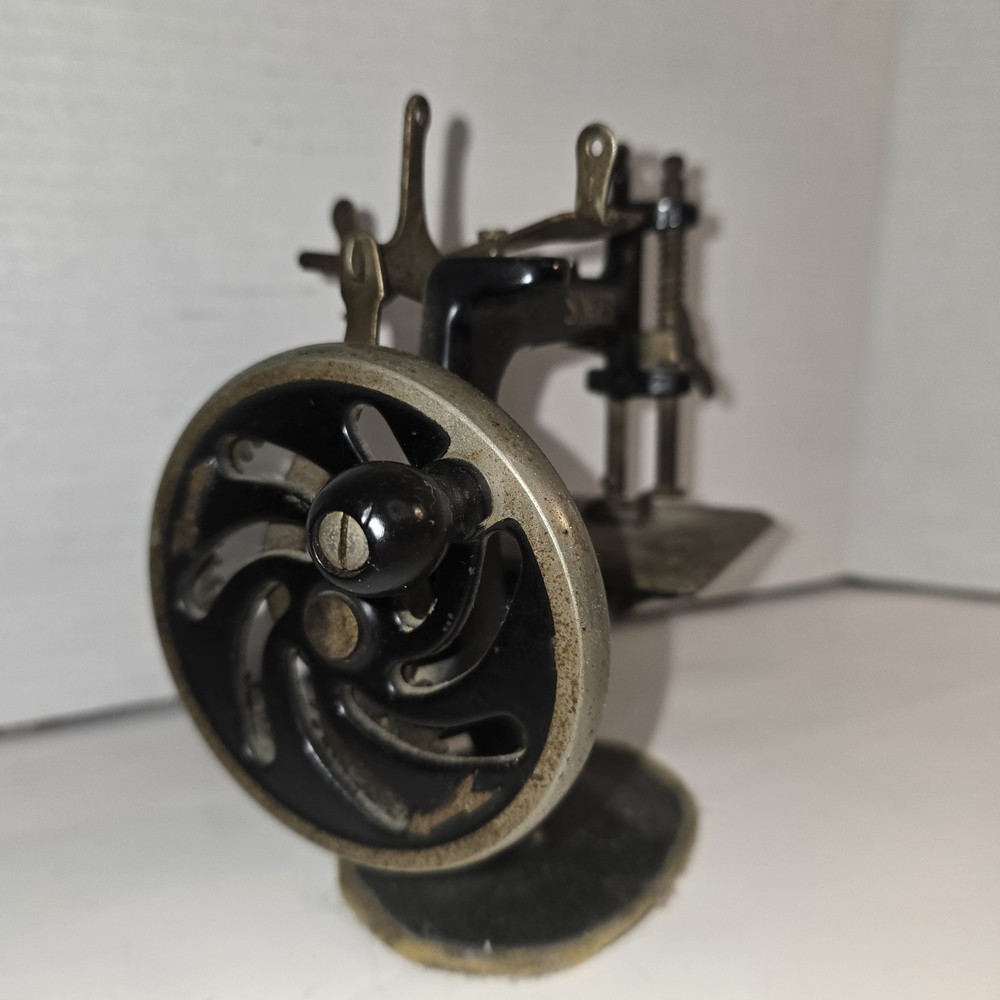 Vintage!! Singer Child's Miniature Sewing Machine M 20.