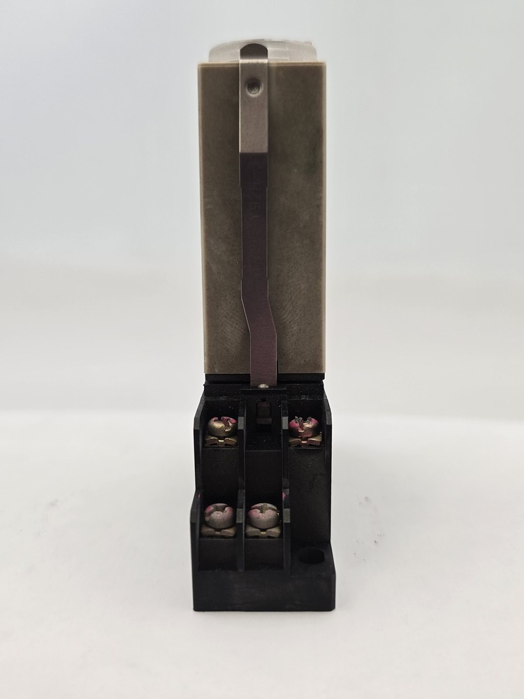 Omron H3Y-2 Solid State Timer With Socket Base 5A 250V 8Pin 11Z2YT