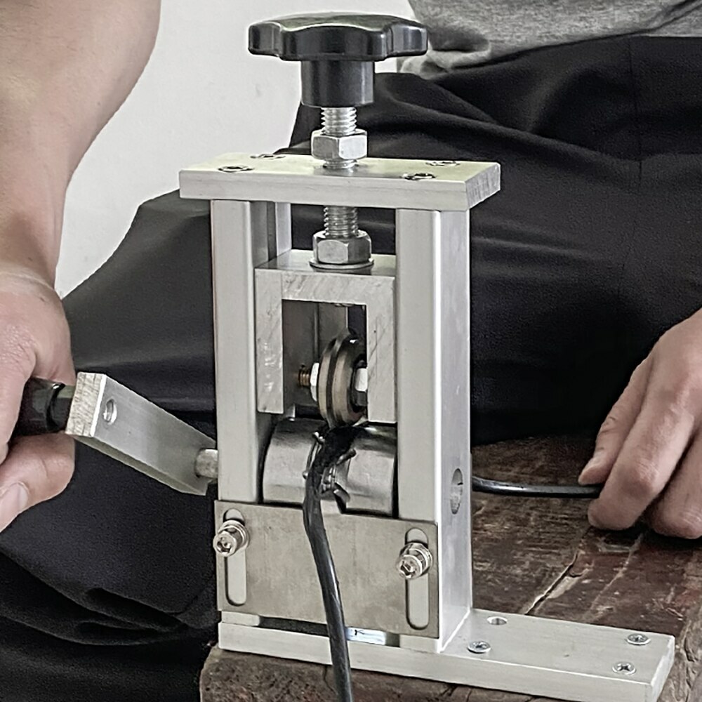 Electric manual scrap wire stripping machine scrap copper wirestripping machine.