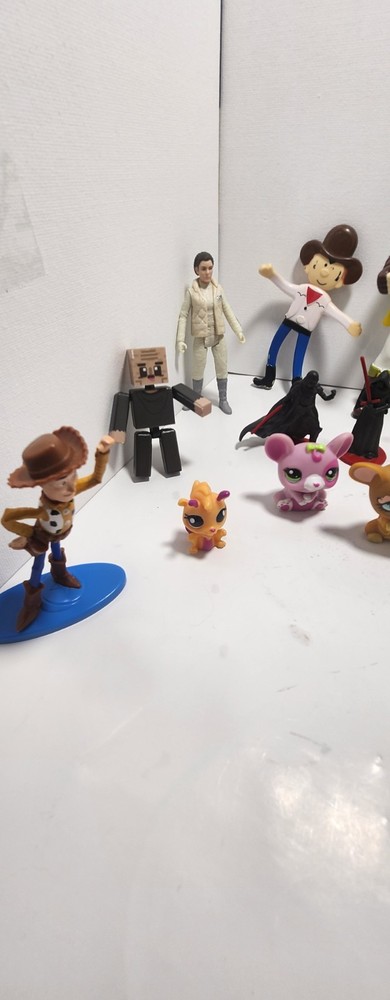 Random Minifigures 17 Pieces