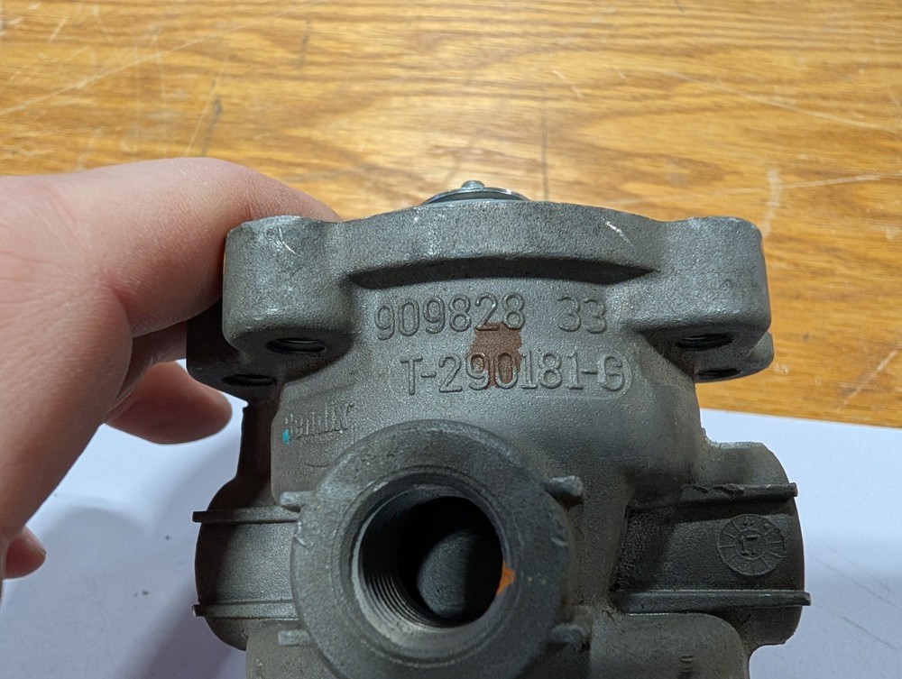 NOS Bendix 909828 Air Valve (R2CE1)
