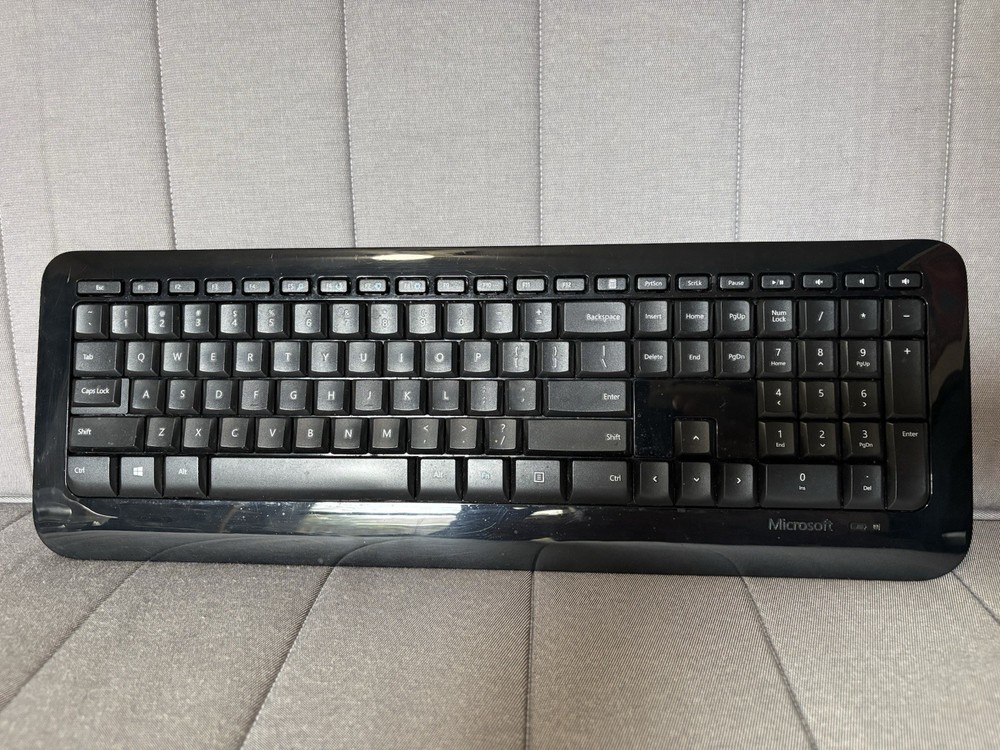 Microsoft Wireless 850 Desktop Keyboard/Mouse PY9-00002 Combo with USB Dongle
