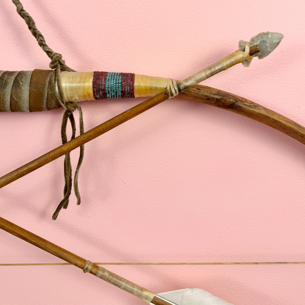 Large Hanging Native American Bow & Arrows Set