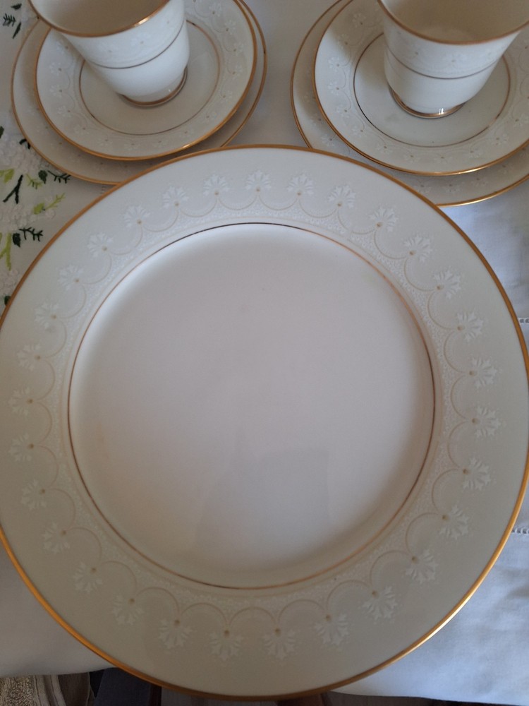 Dinner set, Noritake Caledonia pattern 7091, from Japan, 35 pieces