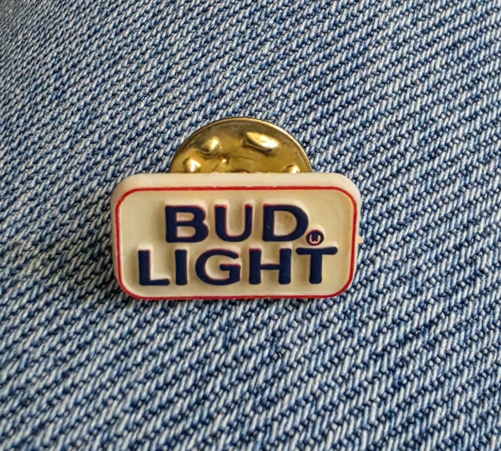 Lapel Pin / Plastic  / BUD LIGHT