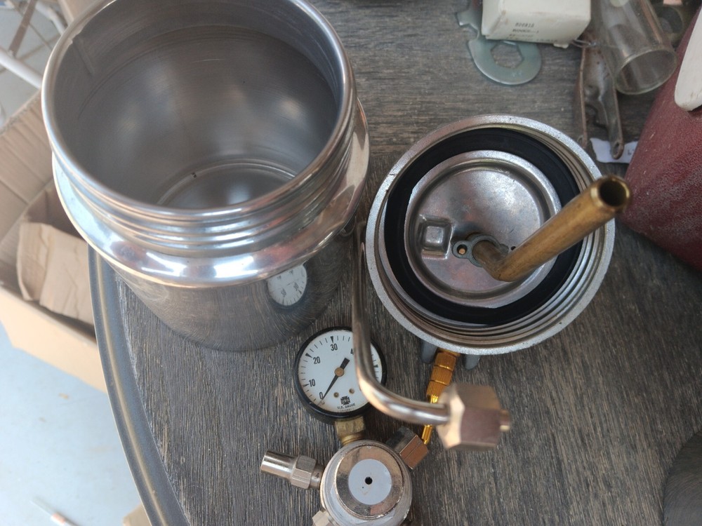 BINKS- model 80 1 qt PAINT PRESSURE CUP/regulator