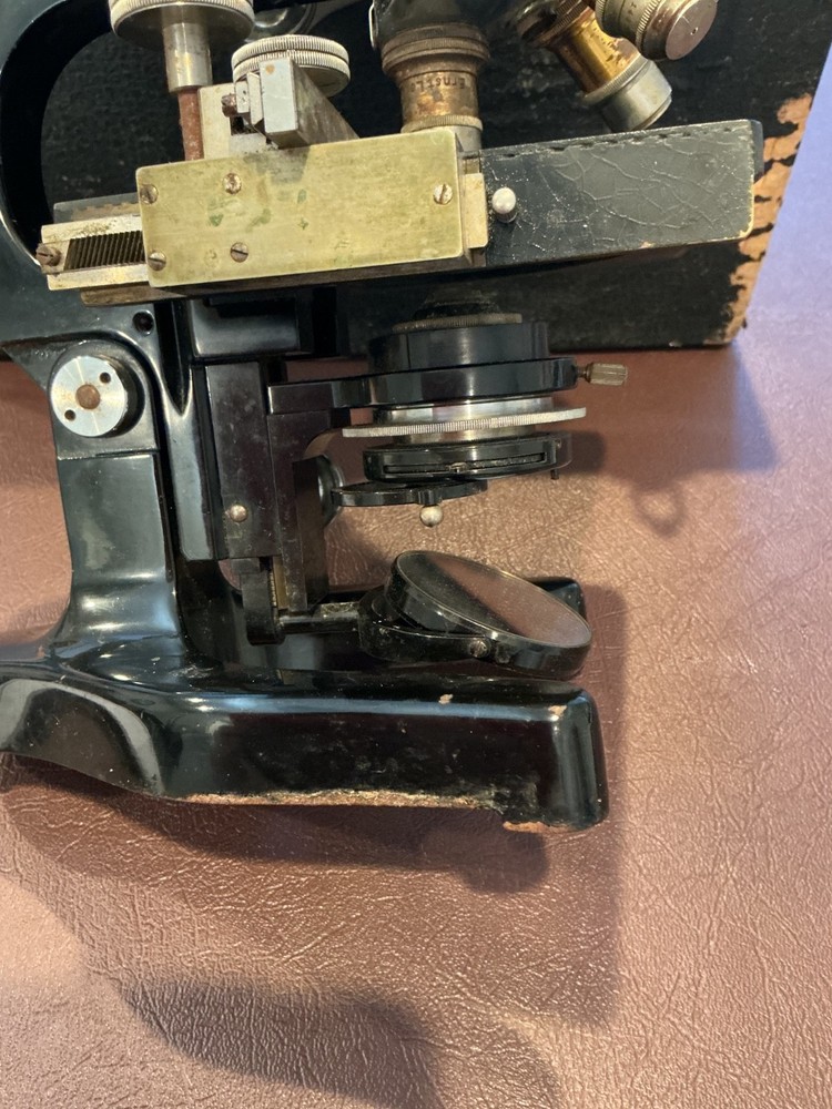ERNST LEITZ MICROSCOPE WITH 3 OBJECTIVES AND CASE.
