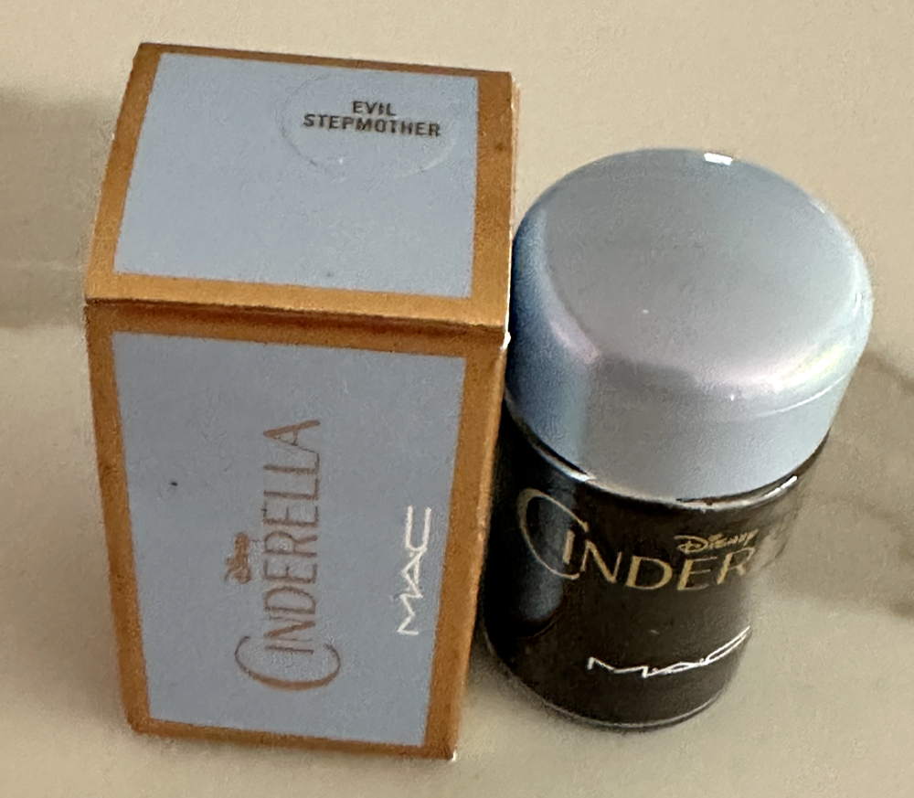 MAC Cinderella Pigment EVIL STEPMOTHER