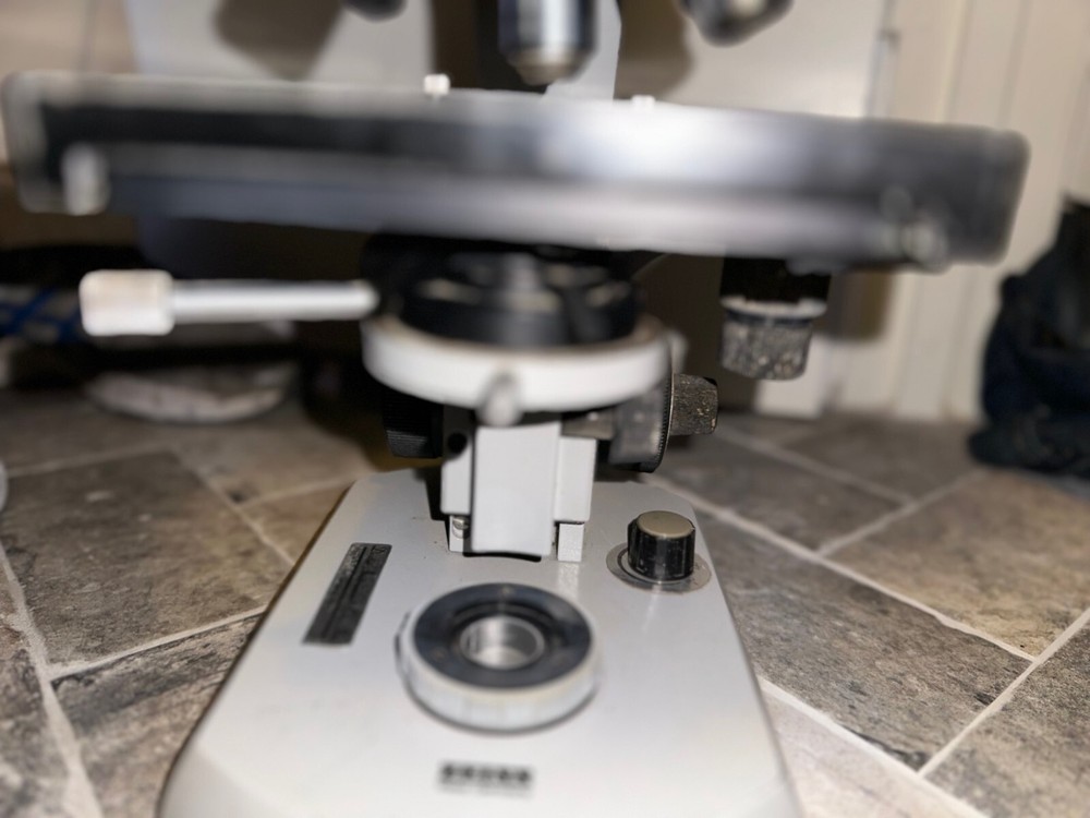 Zeiss Universal Microscope 47 30 15 with objectives