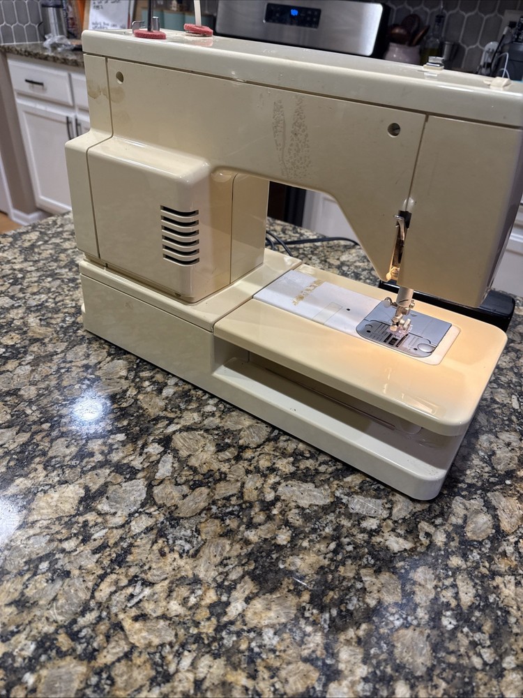 Singer Sewing Machine Model 6105 with Foot pedal 9 Pattern Zig Zag Tested Works