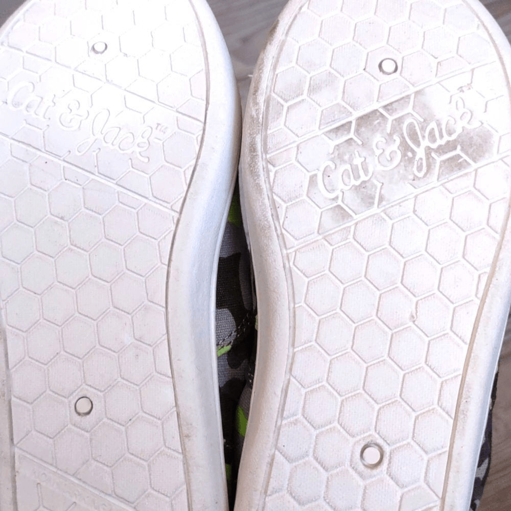 (17-4020) Cat & Jack Archer Size 12