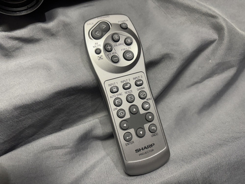 SHARP NOTEVISION PG- M20X DIGITAL VIDEO PROJECTOR W/ ACCESSORIES DLP