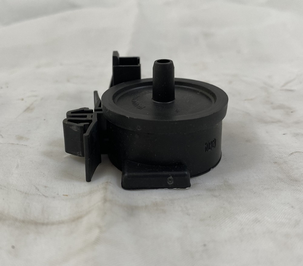 HOBART 775866-202 PRESSURE TRANSMITTER SWITCH, SILVER BACK, USED