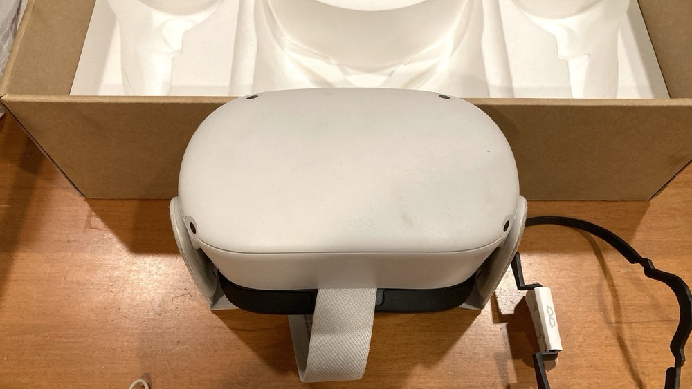 Oculus Meta Quest 2 White Virtual Reality Headset and Controller Set