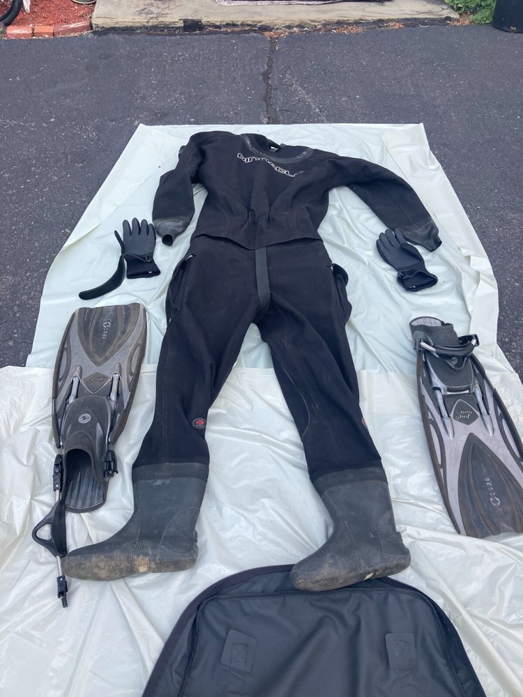PINNACLE EVOLUTION DRY SUIT WITH TECHNISUH FLIPPERS AND BAG AND GLOVES