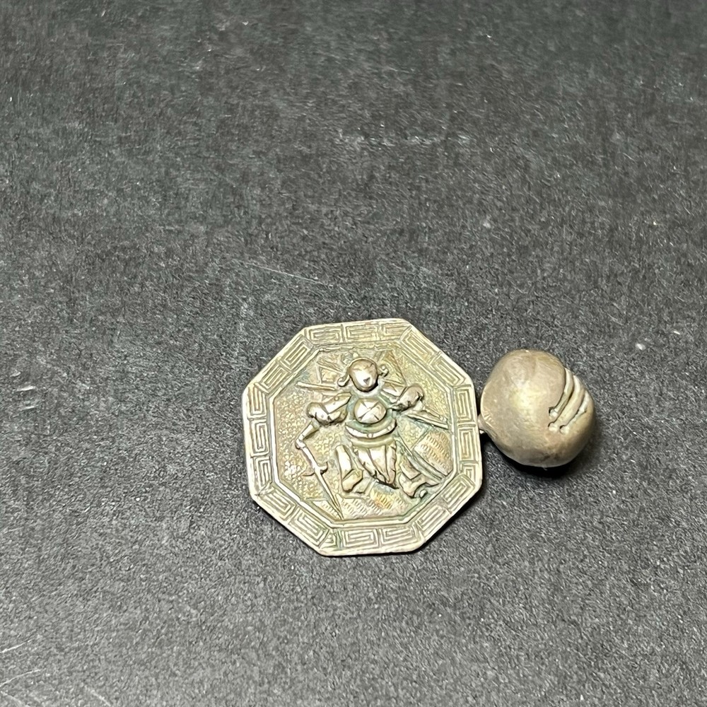VINTAGE SAMURAI OR FIGURAL SILVER TOGGLE BUTTON Octagon shape 4.19g (Tiny hole )