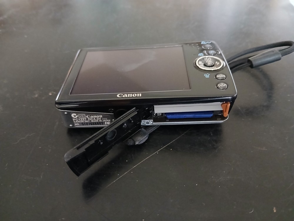 Canon PowerShot SD750 Digital Elph Camera