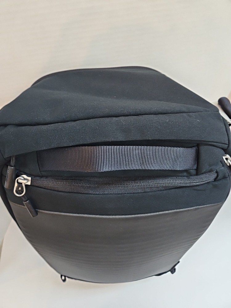 Osprey Arcane Duffel Bag/Backpack 30L. Black.