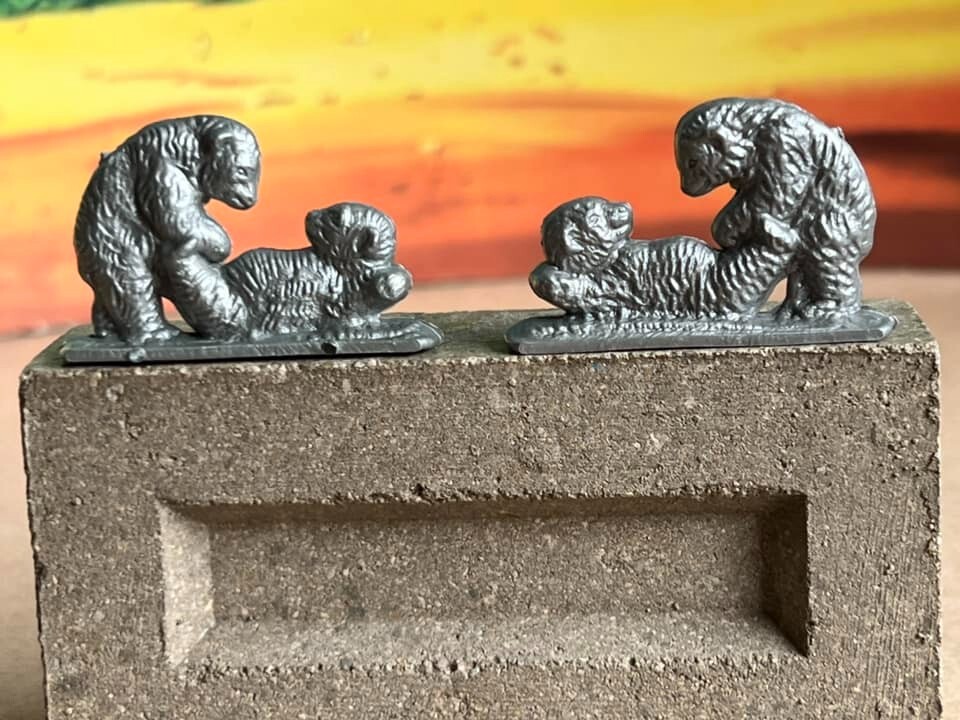 MANURBA RECAST FLAT ANIMALS -- 8 DIFFERENT ANIMALS, 16 FIGURES