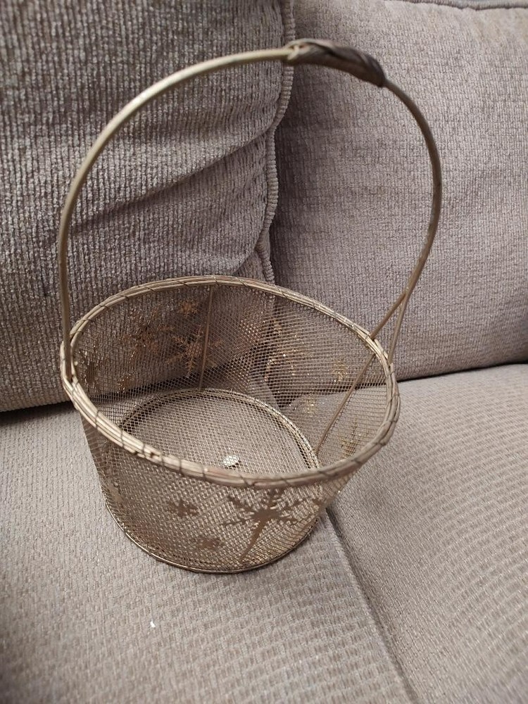 round snowflake wire basket with handle