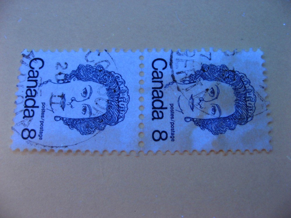 Canada Sc 595 untagged error used pair, but some yellowing. Check them out!