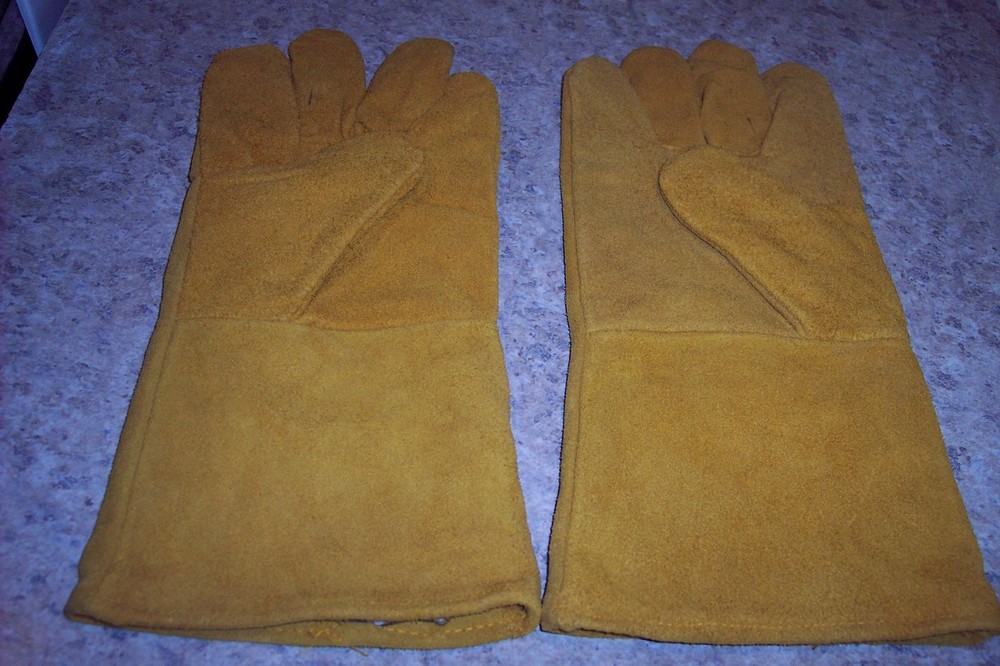 WELDING GLOVES NEW FREE S/H