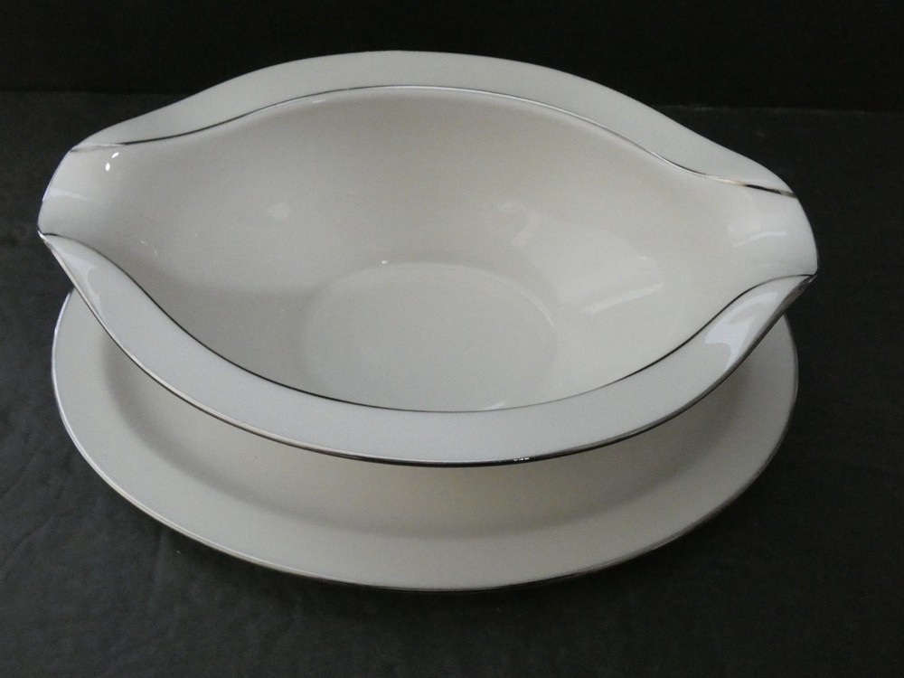 NORITAKE AFFECTION 7192 GRAVY BOAT ATTACHED PLATE