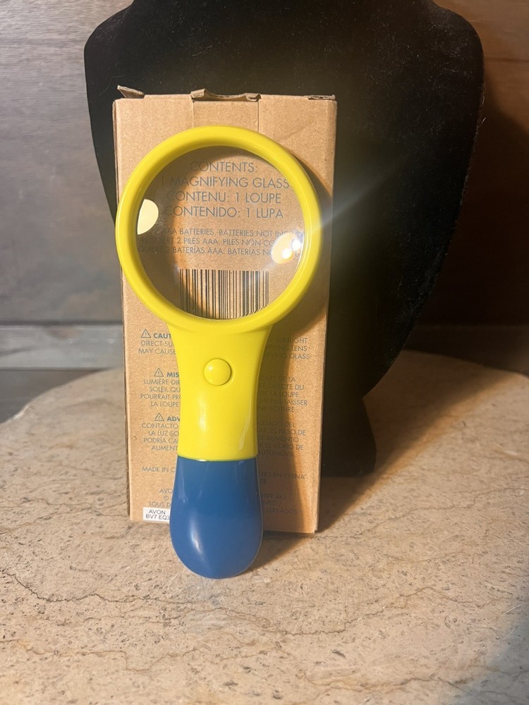 2013 Avon Gift Collection EXPLORING Magnifying Glass - NIB