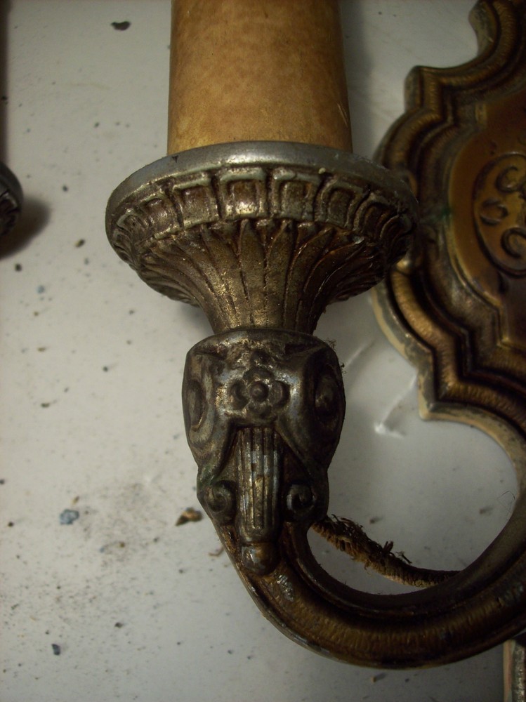2 matching ornate painted sconces (L 112)