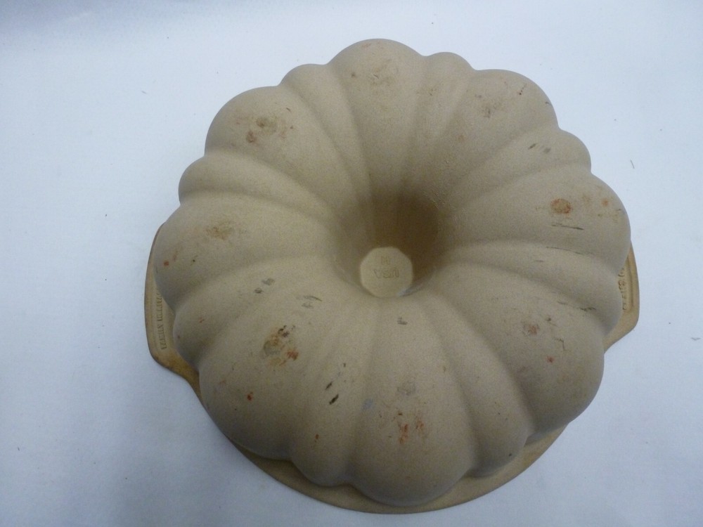 Pampered Chef Stoneware Cake Baking Pan