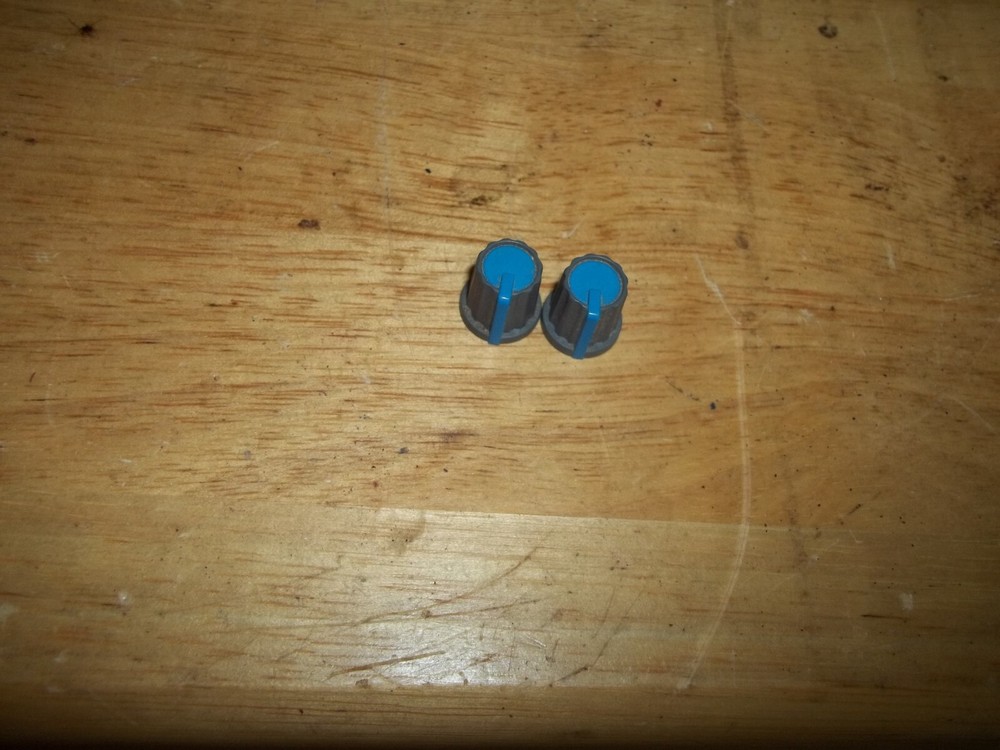 Soundtracs 32-4-2- Studio Mixer Blue Top Knobs (2)