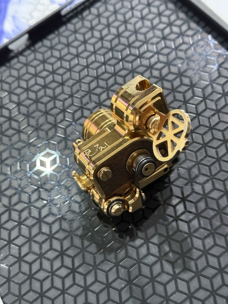 Dan Kubin V7 All Gold